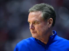 O técnico do Kansas, Bill Self, disse que retornará para a temporada 2026-27