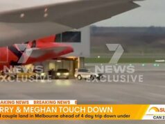 Harry e Meghan pousaram na Austrália em um voo comercial no início da viagem de quatro dias – e cresceram os apelos para que o casal bilionário não recebesse apoio dos contribuintes.