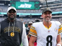 Mike Tomlin acredita que Aaron Rodgers retornará aos Steelers em 2026