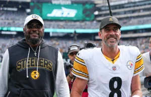 Mike Tomlin acredita que Aaron Rodgers retornará aos Steelers em 2026
