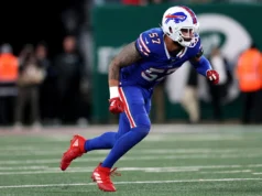 Os Dolphins receberam o DE de 24 sacks para uma visita de agente livre na quinta-feira