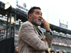 Ozzie Guillen, que liderou o White Sox à vitória na World Series, começou a chorar quando soube que o time iria retirar seu número.