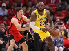 LeBron James acerta a chance de empatar o jogo enquanto os Rockets caem antes do Lakers vencer o jogo 3 no OT