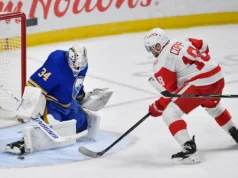 O goleiro do Sabres, Alex Lyon, pode perder o início dos playoffs devido a uma distensão na parte inferior do corpo