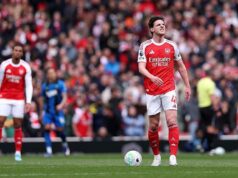 Os torcedores do Arsenal precisam ajudar o time na busca pelo título, diz Rooney