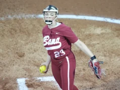 Um time número 1 diferente liderou as 25 primeiras classificações de softball da NCAA na corrida estendida