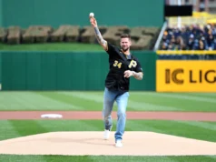 “Batman” retorna para lançar o primeiro arremesso no jogo dos Piratas de sexta-feira