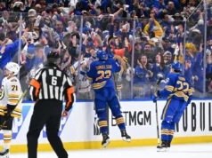 Jogadores do Bills assistem à vitória no playoff do Sabres no centro de Buffalo