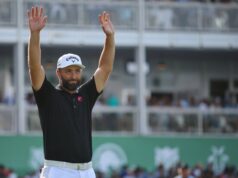 Uma semana tumultuada para o golfe LIV finalmente terminou com uma de suas maiores estrelas segurando o hardware