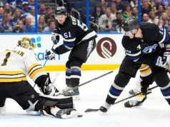 O Lightning venceu os Bruins por 3 a 1 na prorrogação e garantiu uma vaga nos playoffs
