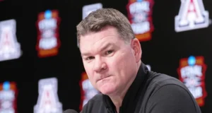 Tommy Lloyd, do Arizona, concordou com uma extensão de status como candidato potencial para o cargo da UNC