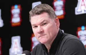 Tommy Lloyd, do Arizona, concordou com uma extensão de status como candidato potencial para o cargo da UNC