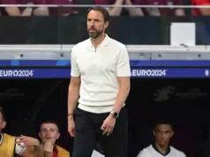 Michael Carrick está sob ameaça na posição de Jim Ratcliffe com Gareth Southgate