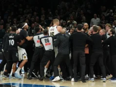 Jaden McDaniels irritou o Nuggets novamente com uma bandeja tardia que desencadeou uma enterrada de Jokic.