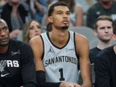 Mitch Johnson confirmou que Victor Wembanyama permanecerá no protocolo de concussão por 48 horas