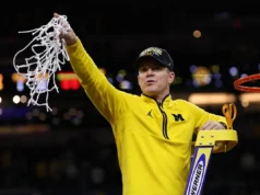 O técnico Dusty May concordou com um novo contrato com o basquete de Michigan