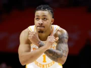 A guarda do Tennessee, Amari Evans, se comprometeu com o Texas via Transfer Portal