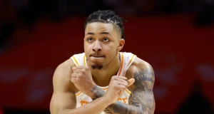 A guarda do Tennessee, Amari Evans, se comprometeu com o Texas via Transfer Portal