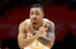 A guarda do Tennessee, Amari Evans, se comprometeu com o Texas via Transfer Portal