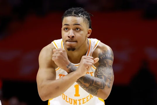 A guarda do Tennessee, Amari Evans, se comprometeu com o Texas via Transfer Portal