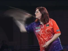 Jogadores de dardos transgêneros criticaram a nova política que limita os eventos femininos a mulheres biológicas