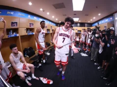 Enquanto Tommy Lloyd avaliava a oferta da UNC, um assistente do Arizona – filho de AD e potencial futuro agente do treinador – olhou para ela de todos os ângulos.