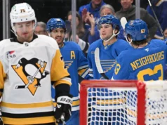 Jimmy Snugarud marcou duas vezes na recuperação dos Blues de uma desvantagem de 3 gols para vencer os Penguins por 7-5.