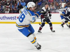 Thomas desfez o empate no final do jogo para completar o primeiro hat-trick na vitória dos Blues sobre o Avalanche por 3-2.