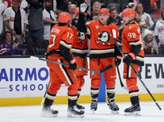 O primeiro hat-trick de John Carlson em 17 anos de carreira venceu Ducks por 6 a 1 e derrapou em 6 jogos