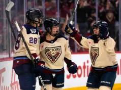 Abstraiter faz 39 defesas, vitórias cobram vantagem de 3-0 PWHL