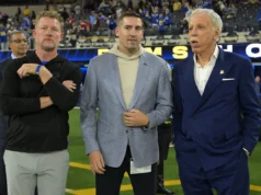 Fãs criticam Les Snead e equipe do Rams por ‘aparência muito ruim’ na sala de recrutamento