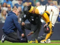 CB Bucknor foi ajudado a sair de campo pelos treinadores após receber uma bola diretamente em sua máscara facial