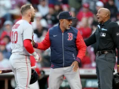 O árbitro CB Bucknor foi forçado a deixar o jogo devido a uma bola suja