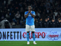 O atacante do Napoli, Lukaku, retornou a Nápoles enquanto as tensões diminuíam após a briga