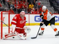 John Gibson, goleiro do Detroit Red Wings, sai no 2º período contra os Flyers