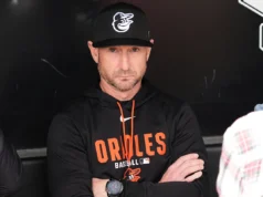 O técnico do Orioles, Craig Albernaez, está de volta – com a mandíbula quebrada – um dia depois de ser atingido por uma bola de falta.