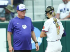 O softball de Clemson obteve uma vitória sobre o Virginia Cavaliers