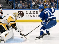 Cirelli fez seu segundo hat-trick na carreira e o Lightning venceu os Penguins por 6 a 3 para assumir o primeiro lugar no Atlântico.