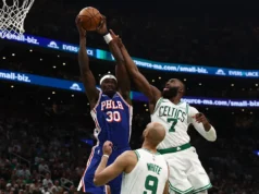 O veterano do 76ers, Andre Drummond, afasta Adem Bona nos playoffs