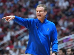 O técnico do Kansas, Bill Self, retorna para sua 24ª temporada com os Jayhawks