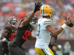 Ex-Bucs edge rusher assina com Eagles