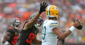 Ex-Bucs edge rusher assina com Eagles