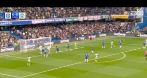 (VÍDEO): Estrela da academia retorna ao Chelsea com finalização poderosa; André Santos dominou a cabeçada