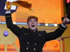 Os aspirantes da Marinha Landon Robinson e Eli Heidenreich selecionados na 7ª rodada do Draft da NFL de 2026