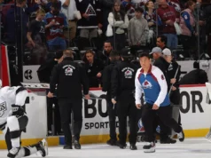 Torcedores do Avalanche quebram vidros atrás do banco do Kings após defenderem o pênalti, causando um longo atraso no jogo do playoff