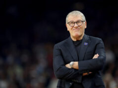 Geno Auriemma confirmou seu retorno como técnico da UConn na próxima temporada