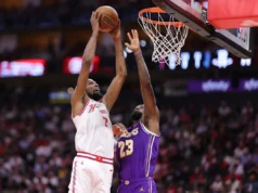 O Rockets (52-30) terminou a temporada com uma vitória, empatando o Lakers como adversário dos playoffs.