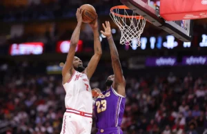 O Rockets (52-30) terminou a temporada com uma vitória, empatando o Lakers como adversário dos playoffs.