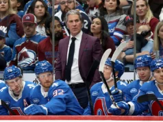 O técnico do Avalanche, Jared Bednar, deixou o jogo após ser atingido pelo disco