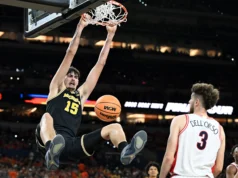 Michigan é o favorito para vencer o campeonato nacional contra a UConn?